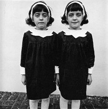 Diane Arbus, Identični dvojčici (Identical Twins, Roselle, New Jersey, 1967)