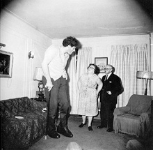 Diane Arbus, Židovski velikan doma s svojimi starši v Bronx-u (A Jewish Giant at Home with His Parents in the Bronx, NYC, 1970)