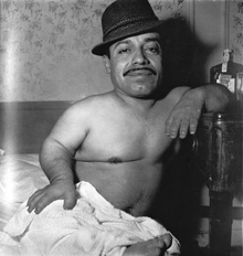 Diane Arbus, Mehiški pritlikavec v svoji hotelski sobi (Mexican Dwarf in his Hotel Room, NYC, 1970)