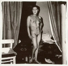 Diane Arbus, Gol moški, ki je ženska (A Naked Man Beeing a Woman, NYC, 1968)